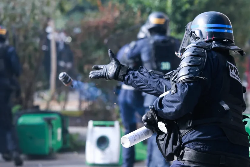 Fransa polisinə yuxarı sinif şagirdlərinin etirazları zamanı işıq-səs qumbaralarından istifadəyə icazə verilib