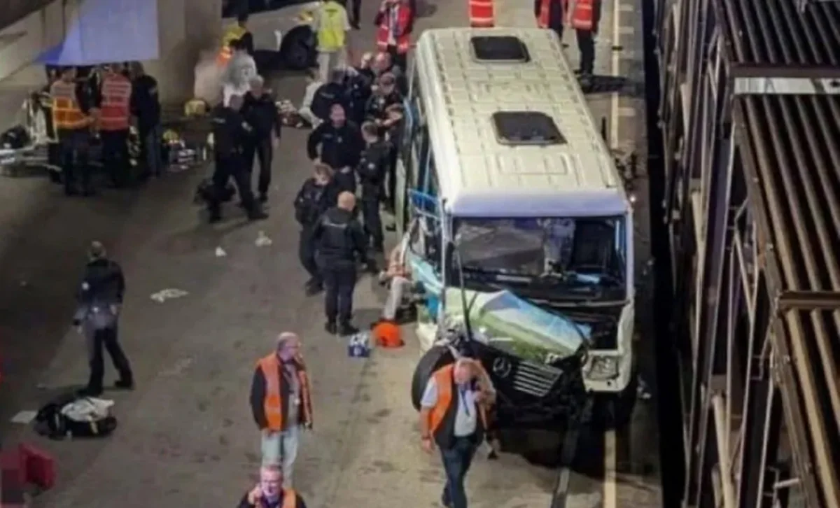 La-Manş tunelinin Fransa tərəfində avtobus yük qatarı ilə toqquşub, 19 yaralı var