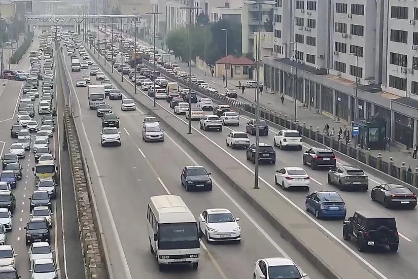На ряде улиц и проспектов Баку затруднено движение транспорта