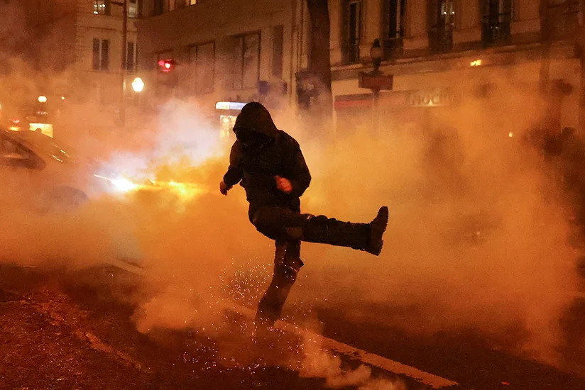 Во Франции протестующие ворвались в здание мэрии Лилля и устроили погром