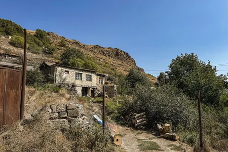 Qərbi Azərbaycanın yaddaş yerləri: 1918-ci ilin yayında Ağudi kəndində 75-i uşaq olmaqla, 325 nəfər öldürülüb