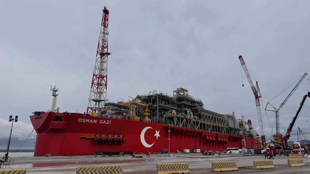 Türkiyənin ilk üzən hasilat platforması Qara dənizə yola salınıb