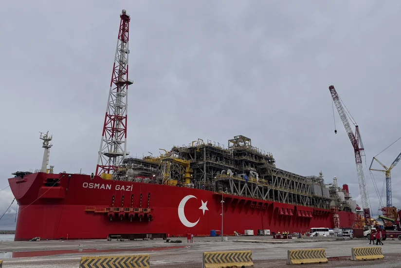 Türkiyənin ilk üzən hasilat platforması Qara dənizə yola salınıb