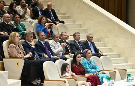 Leyla Əliyeva Arkadağ şəhərində əfsanəvi Galkynyş milli atüstü oyunlar qrupunun çıxışını izləyib