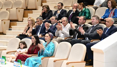 Leyla Əliyeva Arkadağ şəhərində əfsanəvi Galkynyş milli atüstü oyunlar qrupunun çıxışını izləyib
