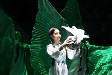 Leyla Əliyeva Arkadağ şəhərində əfsanəvi Galkynyş milli atüstü oyunlar qrupunun çıxışını izləyib