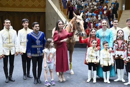 Leyla Əliyeva Arkadağ şəhərində əfsanəvi Galkynyş milli atüstü oyunlar qrupunun çıxışını izləyib