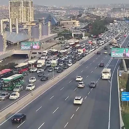 Bakının bir sıra yollarında nəqliyyatın sıxlığı müşahidə olunur