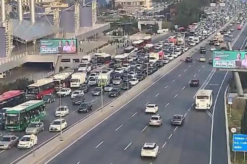 Bakının bir sıra yollarında nəqliyyatın sıxlığı müşahidə olunur