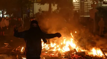 Albaniyada etirazçıların polis bölməsinə hücumu nəticəsində on nəfər yaralanıb