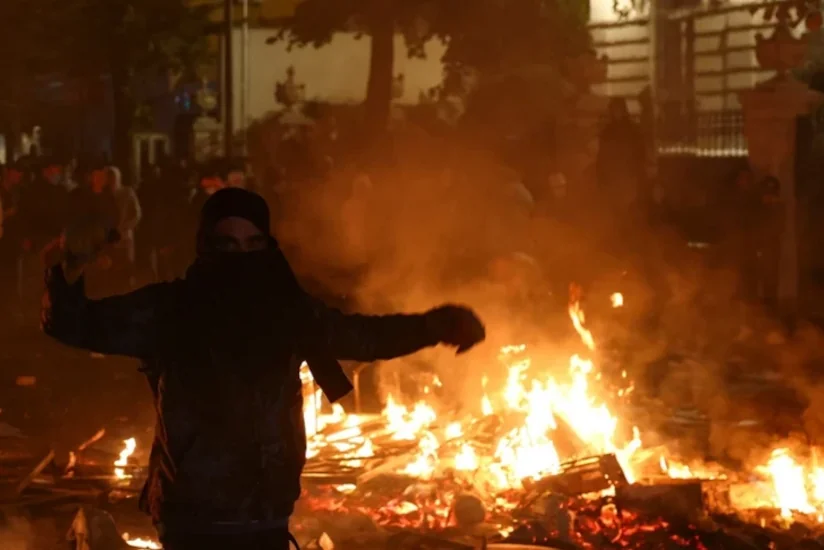Albaniyada etirazçıların polis bölməsinə hücumu nəticəsində on nəfər yaralanıb