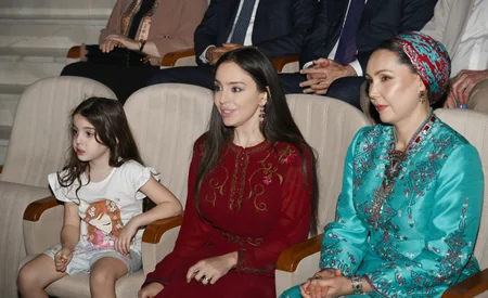 Leyla Əliyeva Arkadağ şəhərində əfsanəvi Galkynyş milli atüstü oyunlar qrupunun çıxışını izləyib
