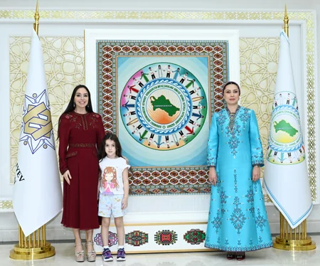Leyla Əliyeva Arkadağ şəhərində Oğulcahan Atabayeva ilə görüşüb