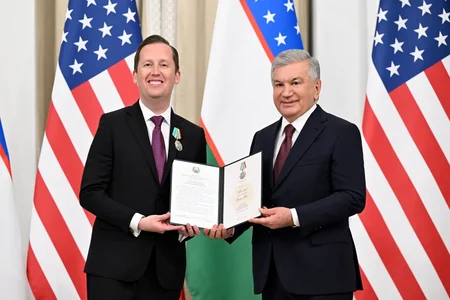 Mirziyoyev Rubio və Trampın elçisini təltif edib