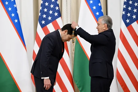 Mirziyoyev Rubio və Trampın elçisini təltif edib