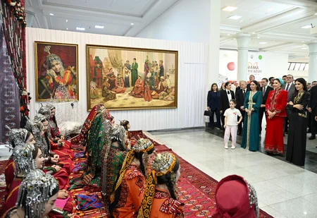 Aşqabadda MAMA Ana təbiət beynəlxalq incəsənət sərgisi açılıb