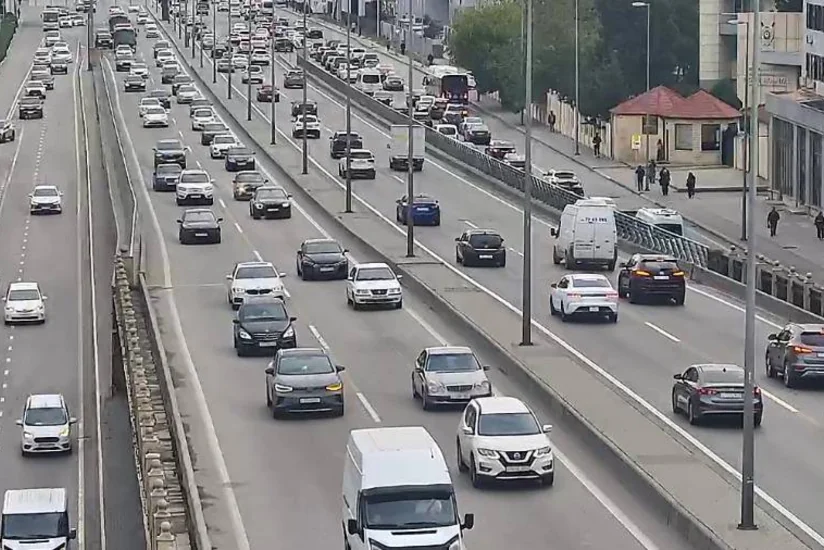 Bakının bir sıra yollarında nəqliyyatın sıxlığı müşahidə olunur
