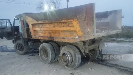 Kürdəmirdə Mercedes KamAZa çırpılıb, yaralılar var