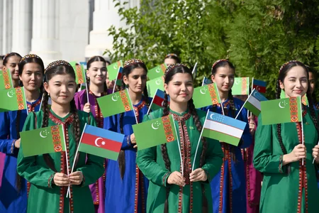 Aşqabadda MAMA Ana təbiət beynəlxalq incəsənət sərgisi açılıb