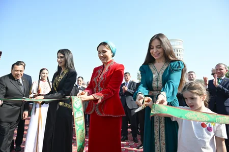 Aşqabadda MAMA Ana təbiət beynəlxalq incəsənət sərgisi açılıb