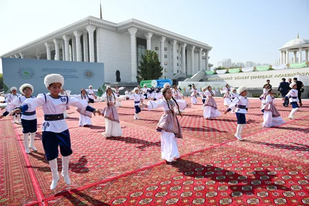Aşqabadda MAMA Ana təbiət beynəlxalq incəsənət sərgisi açılıb