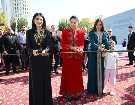 Aşqabadda MAMA Ana təbiət beynəlxalq incəsənət sərgisi açılıb