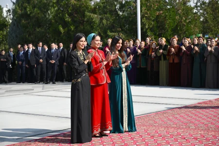 Aşqabadda MAMA Ana təbiət beynəlxalq incəsənət sərgisi açılıb