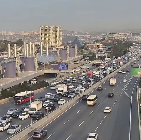 Bakının bir sıra yollarında nəqliyyatın sıxlığı yaranıb