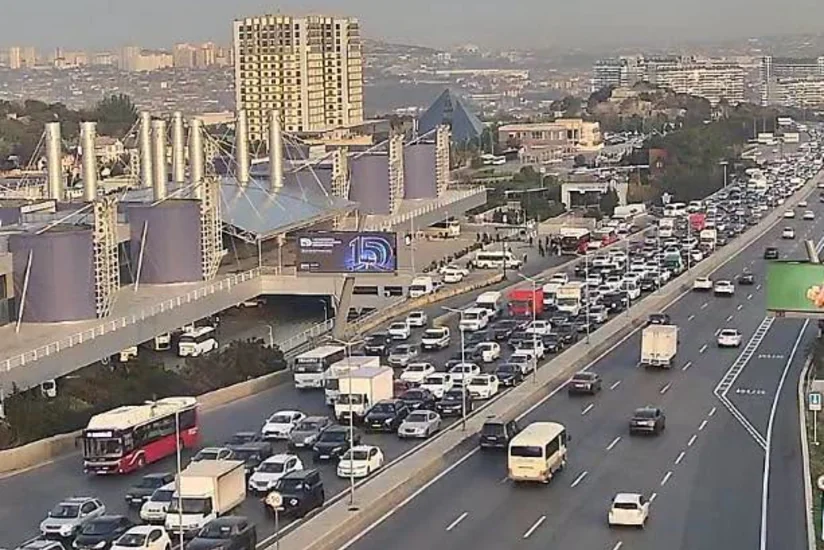 Bakının bir sıra yollarında nəqliyyatın sıxlığı yaranıb