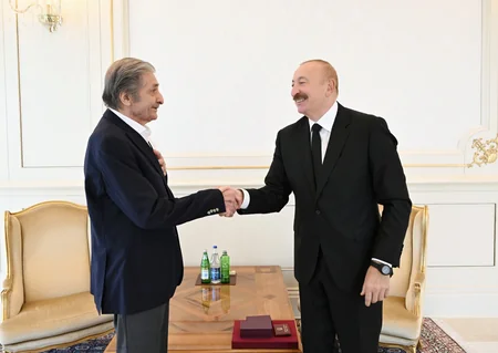 İlham Əliyev Fərhad Xəlilova İstiqlal ordenini təqdim edib