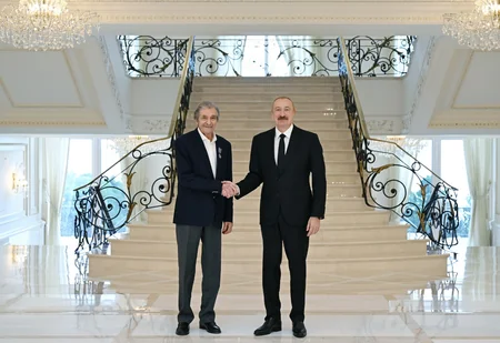İlham Əliyev Fərhad Xəlilova İstiqlal ordenini təqdim edib