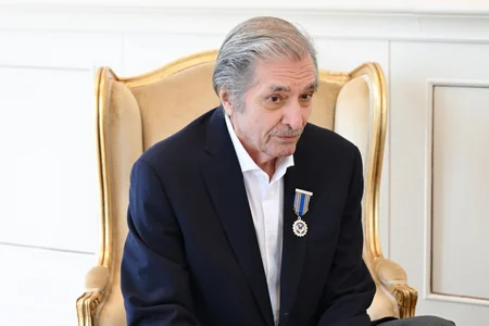 İlham Əliyev Fərhad Xəlilova İstiqlal ordenini təqdim edib
