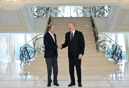 İlham Əliyev Fərhad Xəlilova İstiqlal ordenini təqdim edib