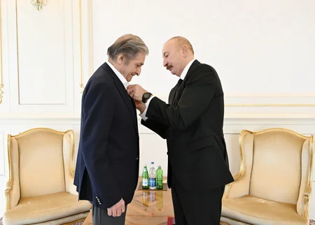 İlham Əliyev Fərhad Xəlilova İstiqlal ordenini təqdim edib