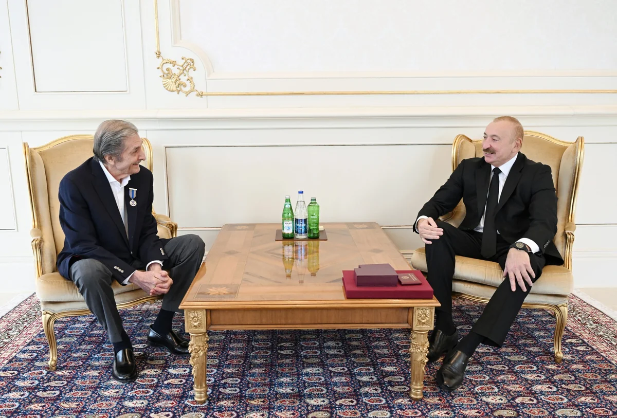 İlham Əliyev Fərhad Xəlilova İstiqlal ordenini təqdim edib