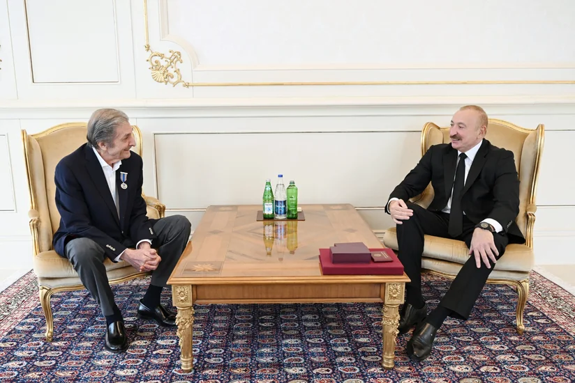 İlham Əliyev Fərhad Xəlilova İstiqlal ordenini təqdim edib