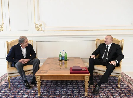 İlham Əliyev Fərhad Xəlilova İstiqlal ordenini təqdim edib