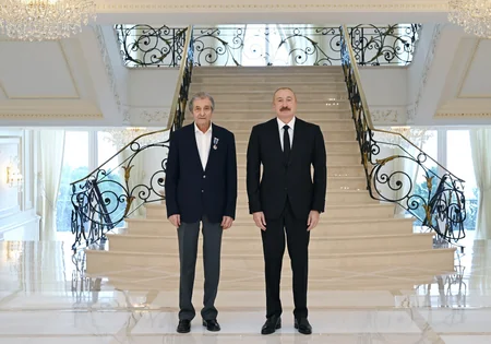 İlham Əliyev Fərhad Xəlilova İstiqlal ordenini təqdim edib