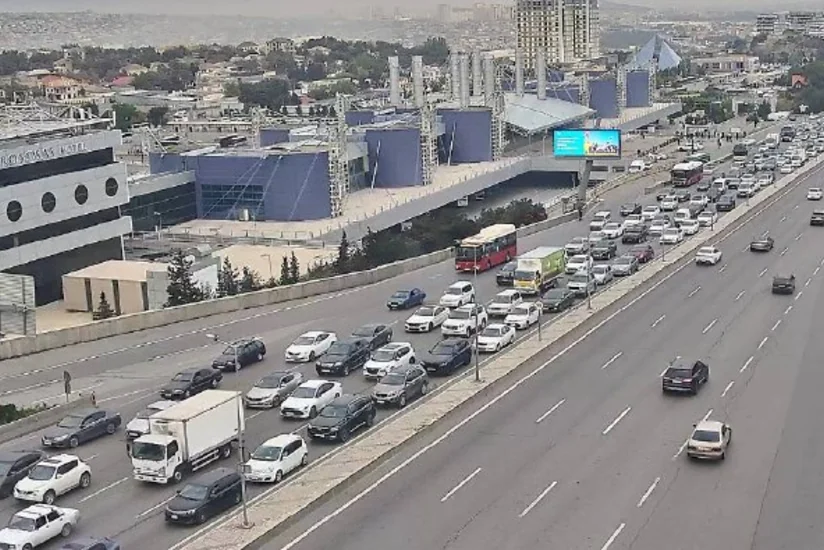 Bakının bir sıra yollarında nəqliyyatın sıxlığı yaranıb