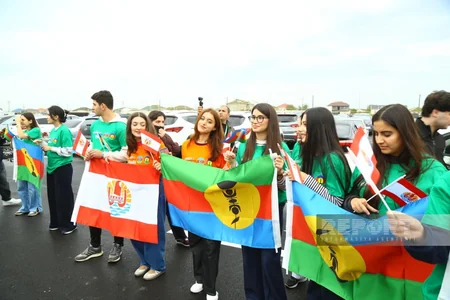 Yeni Kaledoniya və Fransız Polineziyasından olan azarkeşlər Bakıda aksiya keçiriblər
