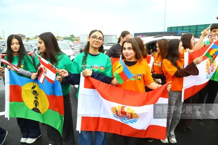 Yeni Kaledoniya və Fransız Polineziyasından olan azarkeşlər Bakıda aksiya keçiriblər