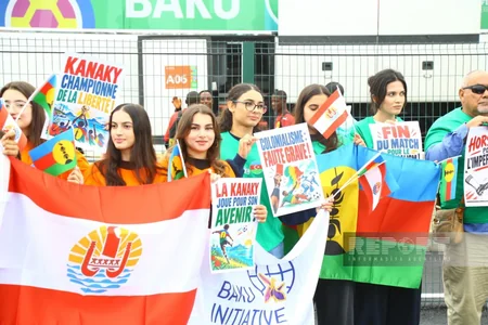 Yeni Kaledoniya və Fransız Polineziyasından olan azarkeşlər Bakıda aksiya keçiriblər