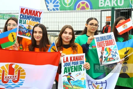 Yeni Kaledoniya və Fransız Polineziyasından olan azarkeşlər Bakıda aksiya keçiriblər
