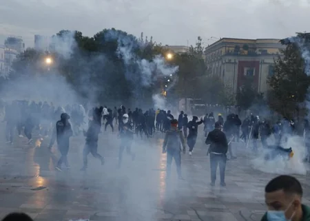 Albaniyada etirazçılar şəhər meriyasının binasını yandırıblar