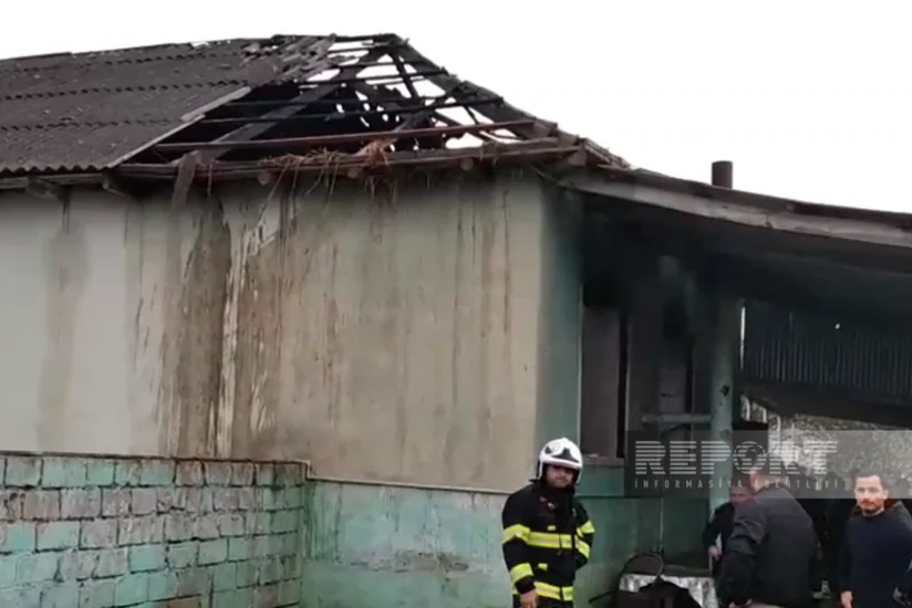 В Сальяне молния ударила в жилой дом и вызвала пожар