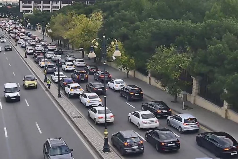 Həftənin ilk günü paytaxtın bəzi yollarında nəqliyyatın sıxlığı yaranıb
