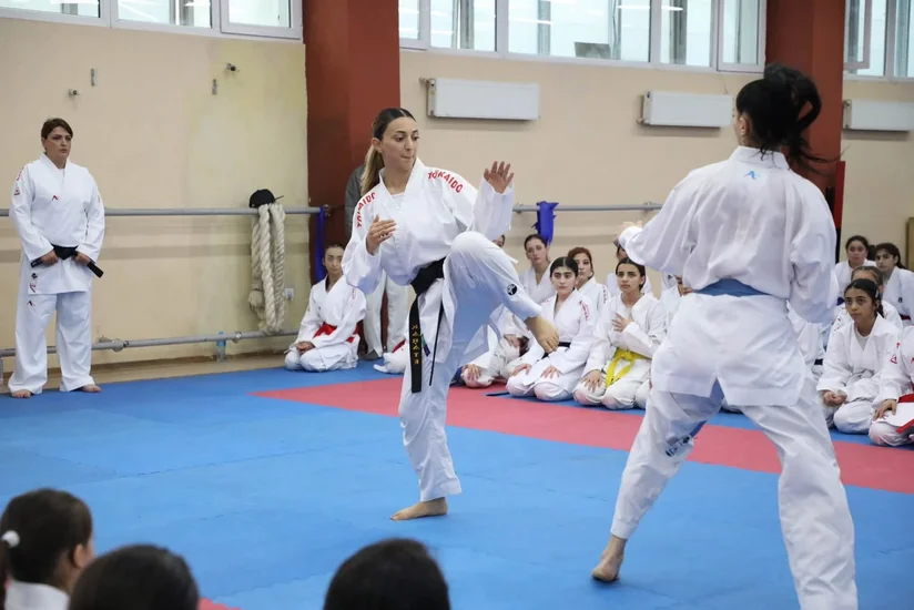 Bakıda 200-dən çox qadın karateçinin iştirakı ilə seminar keçirilib