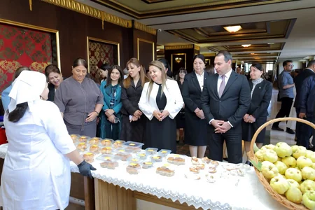 Naxçıvanda fiziki imkanları məhdud şəxslərin əl işlərindən ibarət sərgi-satış yarmarkası açılıb