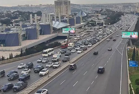 Həftənin ilk günü paytaxtın bəzi yollarında nəqliyyatın sıxlığı yaranıb