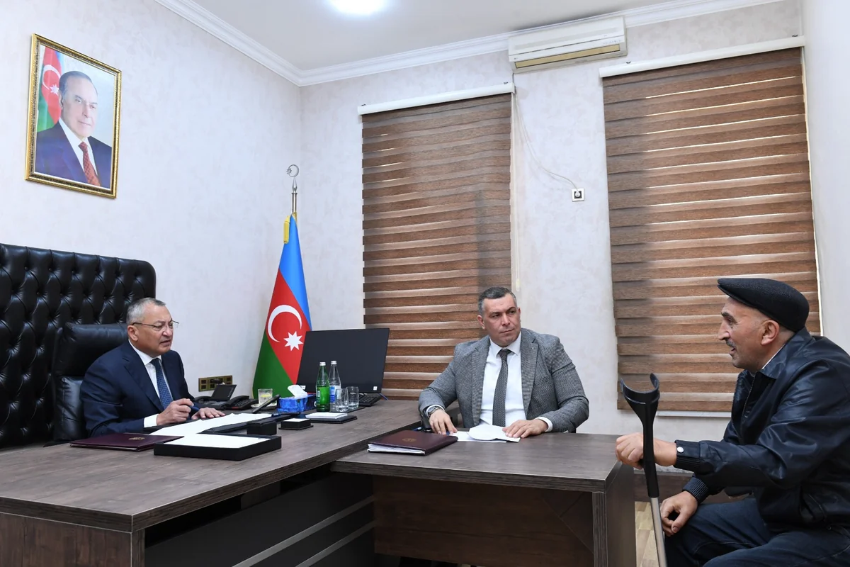 Rövşən Rzayev vətəndaşların müraciətlərini dinləyib